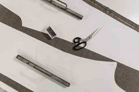 Patron de couture en papier avec ciseaux et règle