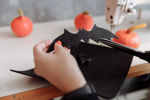 Découpe de chauves-souris en feutre noir pour un costume