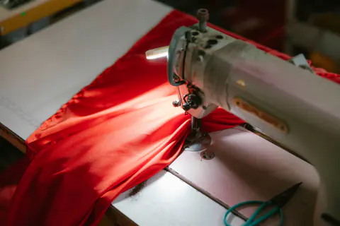 Machine à coudre piquant un tissu rouge